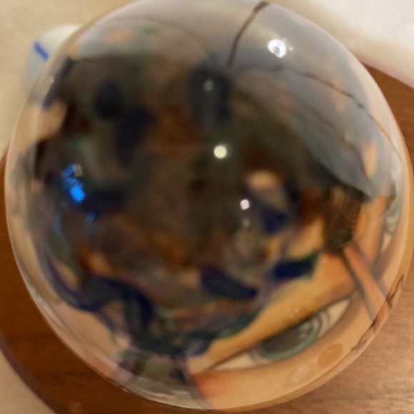 Ceramic Hand Painted, Egg Shaped, Two Faced Blue Eyed Beauty Signed by artist😎 - Picture 4 of 5